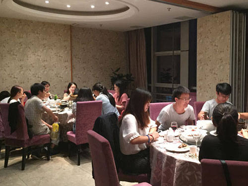 皓月迎佳節(jié)，中秋共團(tuán)圓